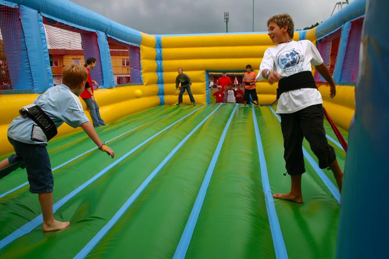 Bungee Soccer Fußballfeld