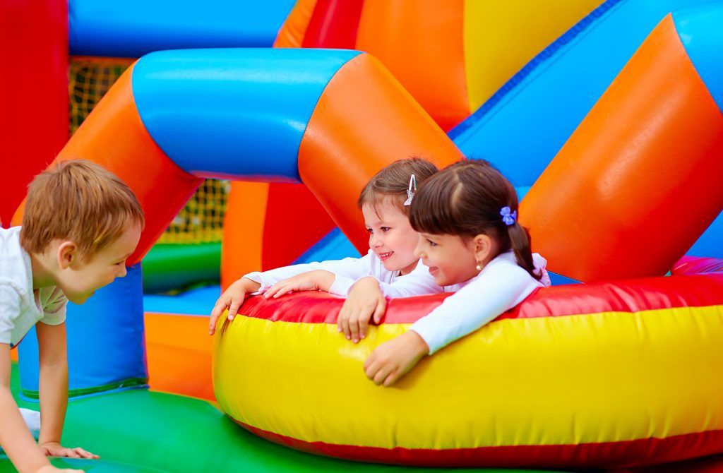 Schon ganz kleine KInder haben großen Spaß auf unseren Hüpfburgen