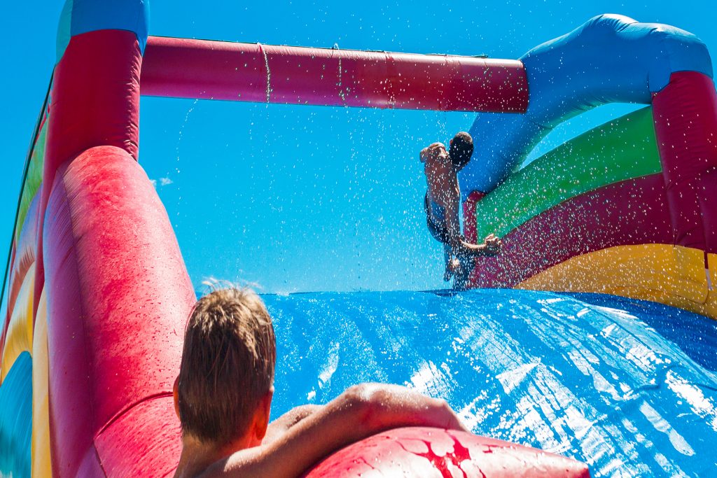 Wasserrutschen sind im Sommer auf jedem Fest das Highlight!