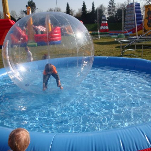 Kind in einer Wasserspielblase