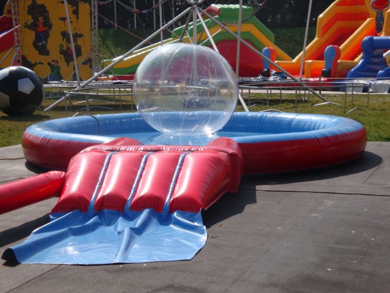 Schwimmbecken mit Spielblase